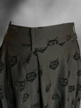 Load image into Gallery viewer, M Black velvet cat pattern pleated skirt w/ pockets, belt loops, &amp; clasp/zipper closure
