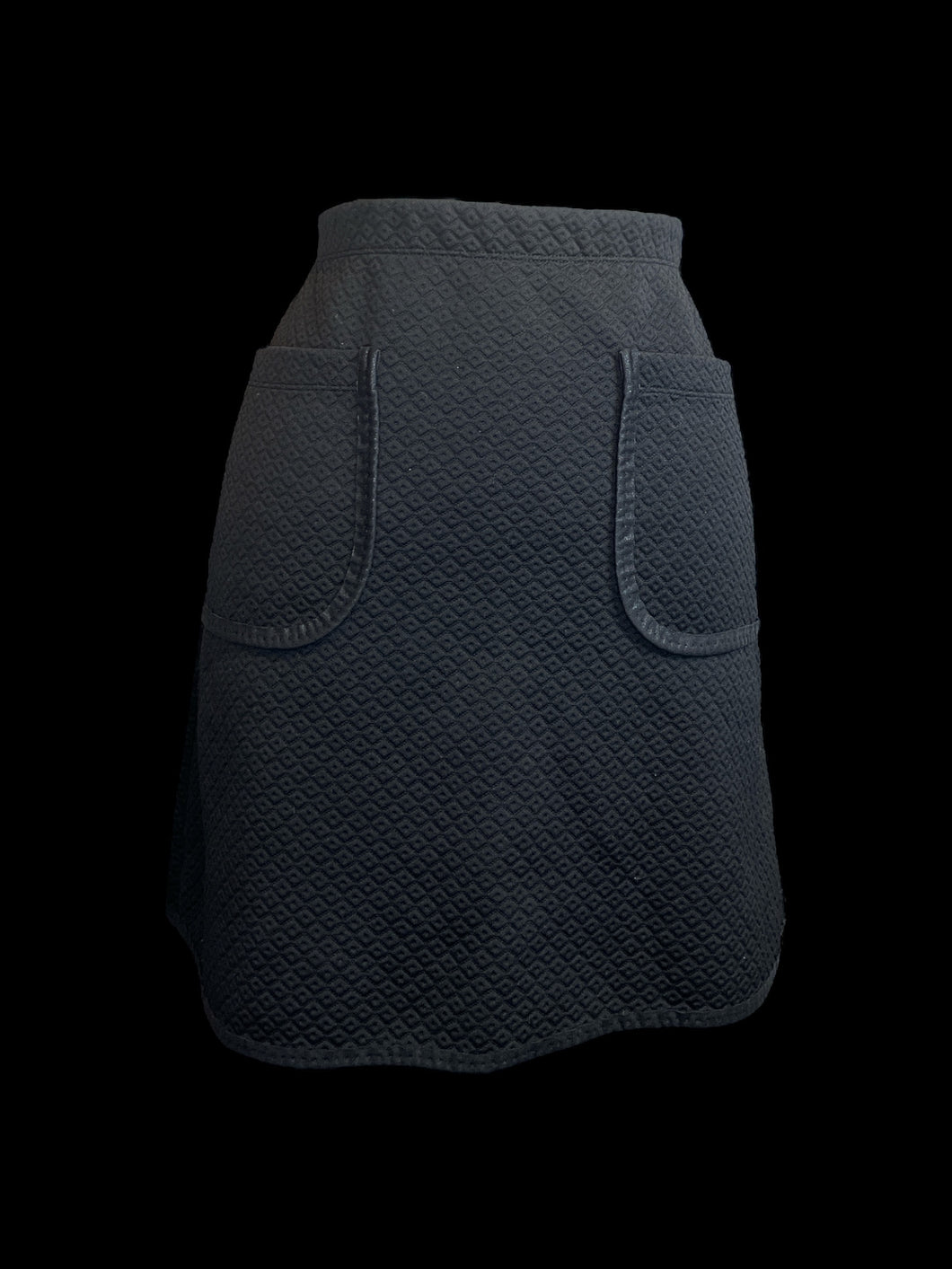 L Black diamond texture skirt w/ pockets, & elastic waist
