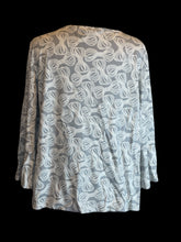 Load image into Gallery viewer, 0X Grey &amp; white rope pattern 3/4 sleeve scoop neck top w/ ruffle cuffs
