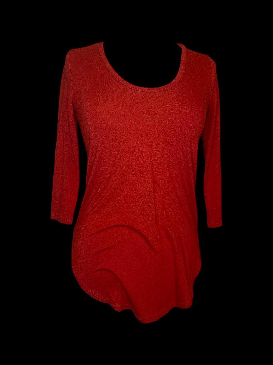 M Red 3/4 sleeve scoop neck hi-lo top w/ round hem