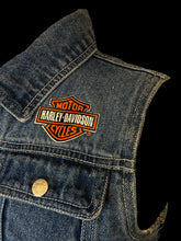 Load image into Gallery viewer, S Vintage 80s blue denim Harley Davidson button-up vest w/ pockets, collar, &amp; Harley Davidson print
