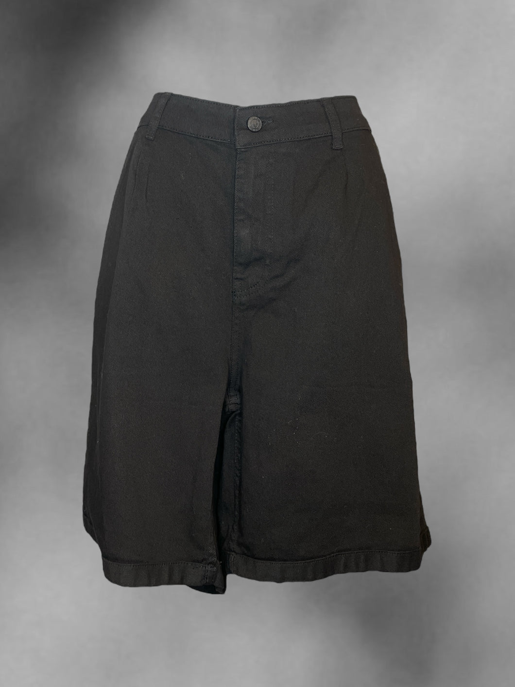 0X Black shorts w/ belt loops, pockets, & zipper/button closure