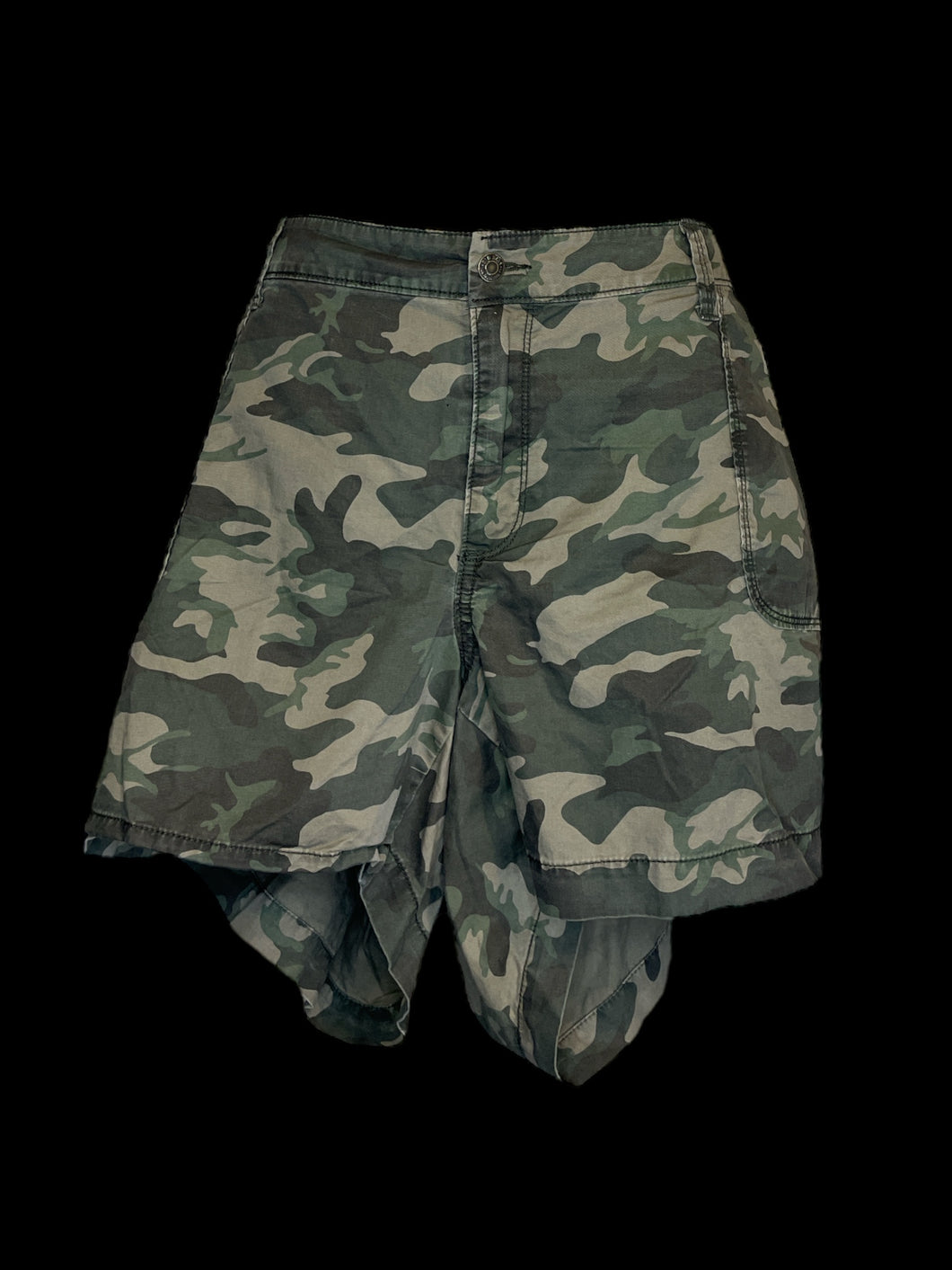 3X Camo shorts w/ zipper detail, pockets, belt loops, & zipper/button closure
