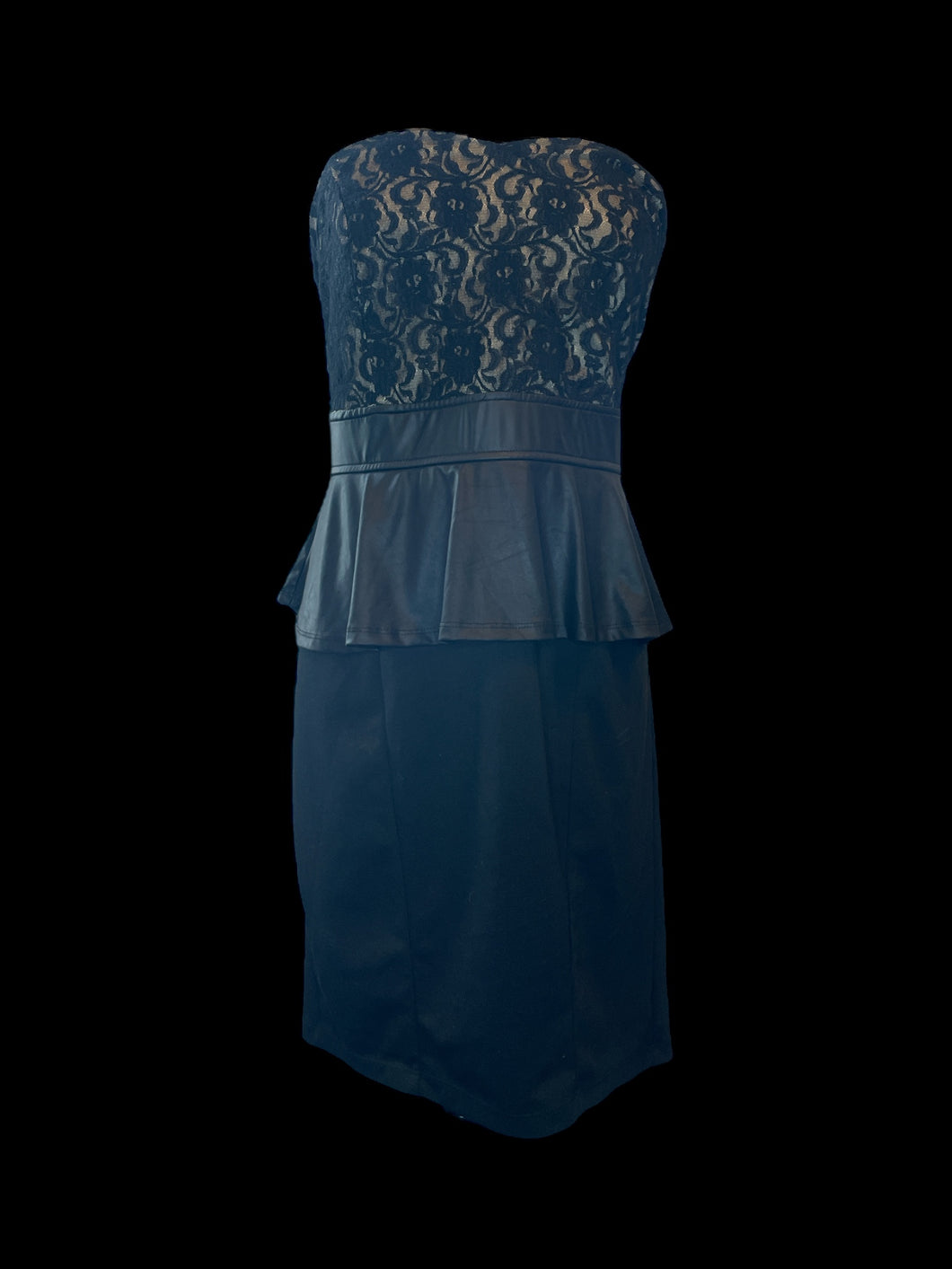 1X Black strapless peplum dress w/ sweetheart neckline, lace bodice, pleather ruffle waist, bodycon skirt, & clasp/zipper closure