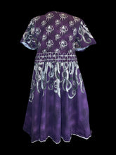 Load image into Gallery viewer, 1X Distressed purple short sleeve deep V neck faux wrap top midi dress w/ grey octopi &amp; geometric design, &amp; pockets
