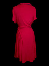 Load image into Gallery viewer, 2X Fuchsia short sleeve a-line rib knit dress w/ purple ruffle accent, folded collar, &amp; partial button closure
