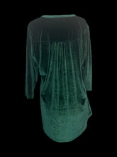 Load image into Gallery viewer, 2X Green velvet 3/4 sleeve partial button top w/ pleating detail
