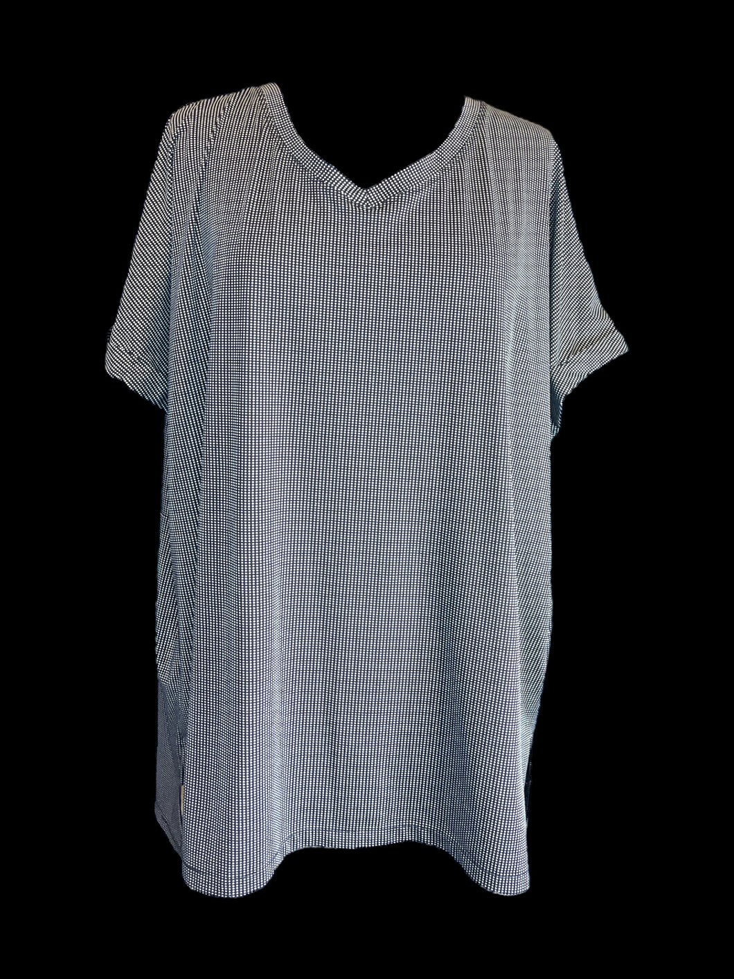 2X Black & white square pattern short sleeve v-neckline top w/ side hem slits, & folded cuffs
