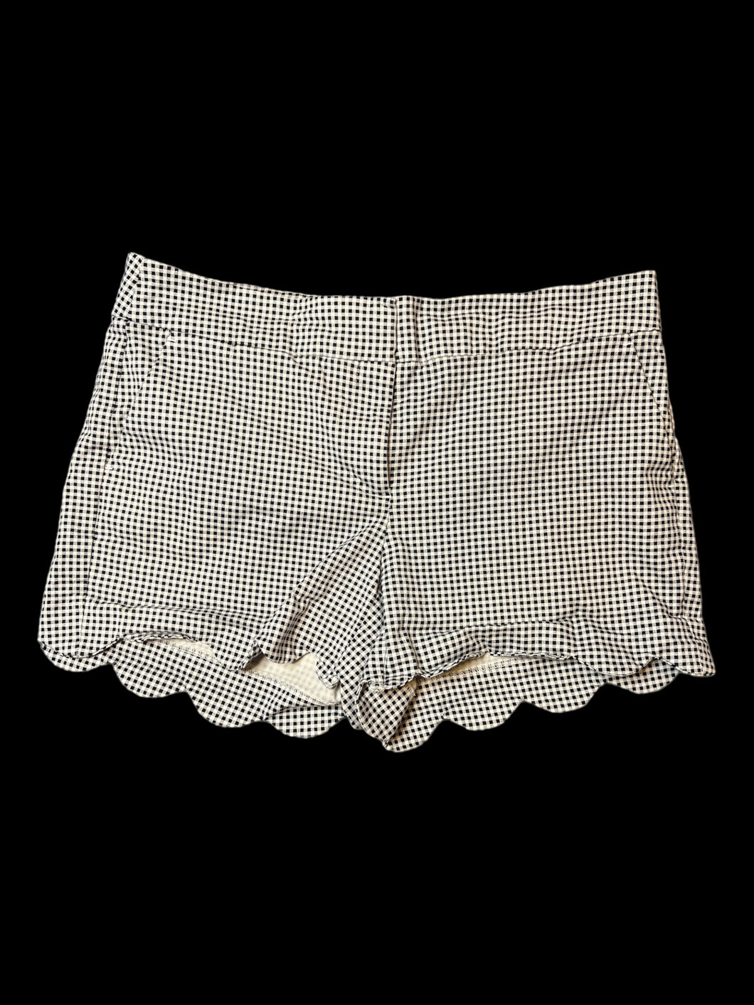 L White & black gingham high waist shorts w/ scalloped hem, pockets, & button/clasp/zipper closure