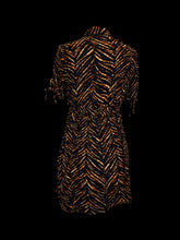 Load image into Gallery viewer, L Black &amp; orange chevron pattern short tie sleeve button front dress w/ cloth belt, &amp; folded collar

