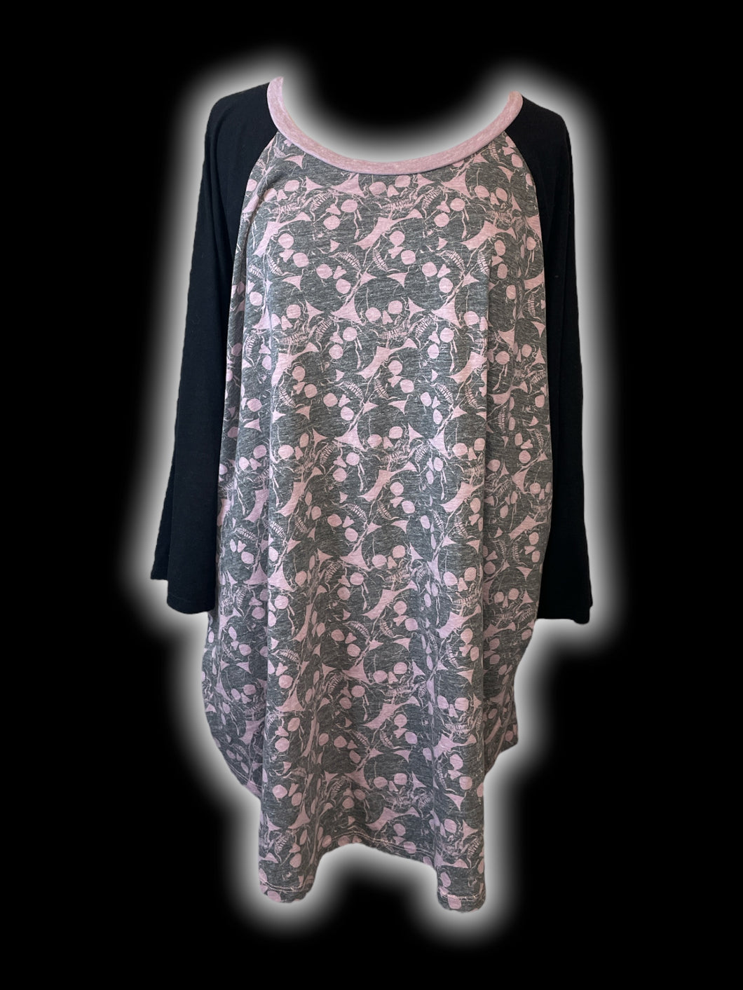 5X Black, pink, & grey skull pattern raglan style hi-lo top