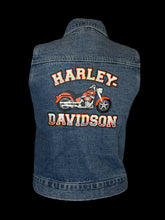Load image into Gallery viewer, S Vintage 80s blue denim Harley Davidson button-up vest w/ pockets, collar, &amp; Harley Davidson print
