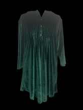 Load image into Gallery viewer, 2X Green velvet 3/4 sleeve partial button top w/ pleating detail
