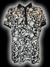 Load image into Gallery viewer, 2X White &amp; black short sleeve top w/ botanical pattern, &amp; button-up bust
