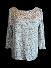 Load image into Gallery viewer, 0X Grey &amp; white rope pattern 3/4 sleeve scoop neck top w/ ruffle cuffs
