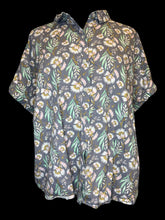 Load image into Gallery viewer, 2X Light grey short sleeve button-up top w/ floral pattern
