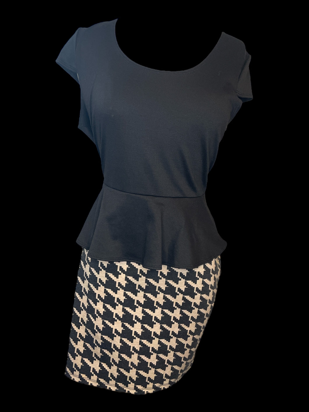 L Black & beige houndstooth cap sleeve scoop neck peplum dress w/ black bodice