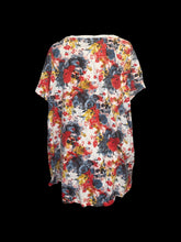 Load image into Gallery viewer, 4X White &amp; multicolor splatter &amp; skull pattern short sleeve v neck hi-lo top w/ chest pocket
