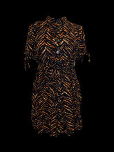 Load image into Gallery viewer, L Black &amp; orange chevron pattern short tie sleeve button front dress w/ cloth belt, &amp; folded collar
