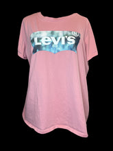 Load image into Gallery viewer, 2X Pink short sleeve top w/ &quot;Levi&#39;s&quot; graphic
