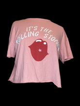 Load image into Gallery viewer, L Pink cropped tee shirt w/ &quot;It&#39;s the Rolling Stones&quot; Text, &amp; kissing lips graphic
