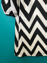 Load image into Gallery viewer, S Black &amp; white chevron half sleeve dress w/ zipper on back
