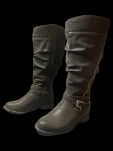 Load image into Gallery viewer, 8W Black knee-length leather flock boots w/ ribbed cuff, inner side zipper, outer mock zipper, &amp; buckle
