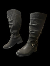 Load image into Gallery viewer, 8W Black knee-length leather flock boots w/ ribbed cuff, inner side zipper, outer mock zipper, &amp; buckle
