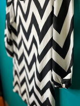 Load image into Gallery viewer, S Black &amp; white chevron half sleeve dress w/ zipper on back

