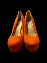 Load image into Gallery viewer, 10 Orange suede-like platform heels w/ gold-like reflective strip
