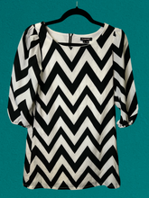 Load image into Gallery viewer, S Black &amp; white chevron half sleeve dress w/ zipper on back
