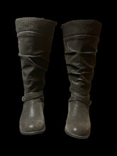 Load image into Gallery viewer, 8W Black knee-length leather flock boots w/ ribbed cuff, inner side zipper, outer mock zipper, &amp; buckle
