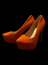Load image into Gallery viewer, 10 Orange suede-like platform heels w/ gold-like reflective strip
